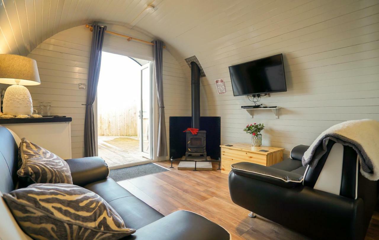 Deluxe Glamping Pod With Hot Tub Hotel Frodsham Exterior photo